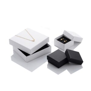 Dviejų dalių dėžės iš tvirto įrišiminio kartono